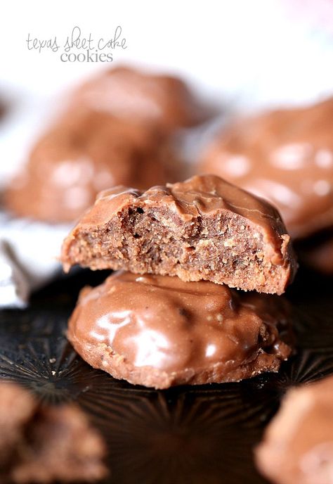 Texas Sheet Cake Cookies. A totally FUN spin on the classic dessert! A dense fudgy cookie topped with the classic poured chocolate icing. Yo... Sheet Cake Cookies, Texas Sheet Cake Cookies, Texas Sheet, Texas Sheet Cake, Cookies Chocolate, Classic Desserts, Eat Dessert First, Yummy Sweets, Tea Cakes