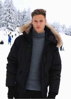 Street Styles 2023, Snow Outfit Men, Down Jacket Outfit, Ski Outfit Men, Puffer Jacket Outfits, Jacket Outfit Men, Outfits Street Styles, Men Parka, Ski Outfit