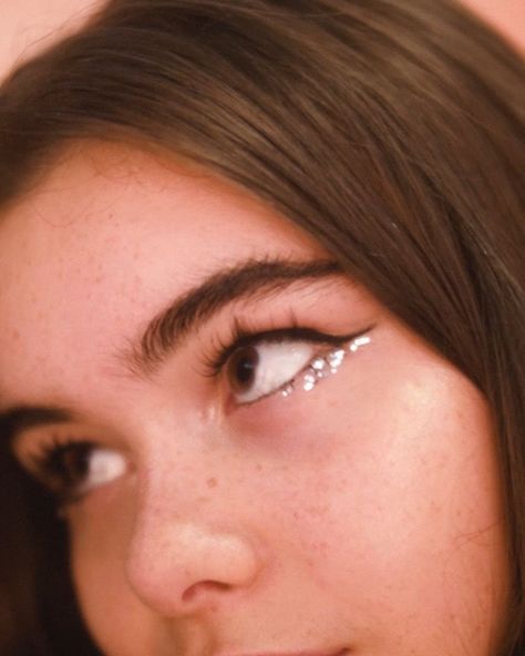 Editorial Make-up, Neon Eyeshadow, Festival Make Up, Barbie Ferreira, Eyeliner Styles, Festival Makeup, Editorial Makeup, Glitter Makeup, Makeup Goals