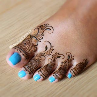 Image may contain: one or more people and closeup Leg Mehendi Design, Stylish Mehndi Design, Finger Mehndi, Leg Mehndi, Foot Henna, Modern Mehndi Designs, Stylish Mehndi, Full Mehndi Designs, Henna Tattoo Designs Simple