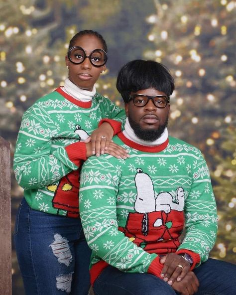 Funny Sibling Pictures, Family Christmas Photo Ideas, Awkward Family Photos Christmas, Sibling Christmas Pictures, Awkward Family Pictures, Funny Couple Photos, Awkward Family Portraits, Funny Family Christmas Photos, Funny Photoshoot Ideas