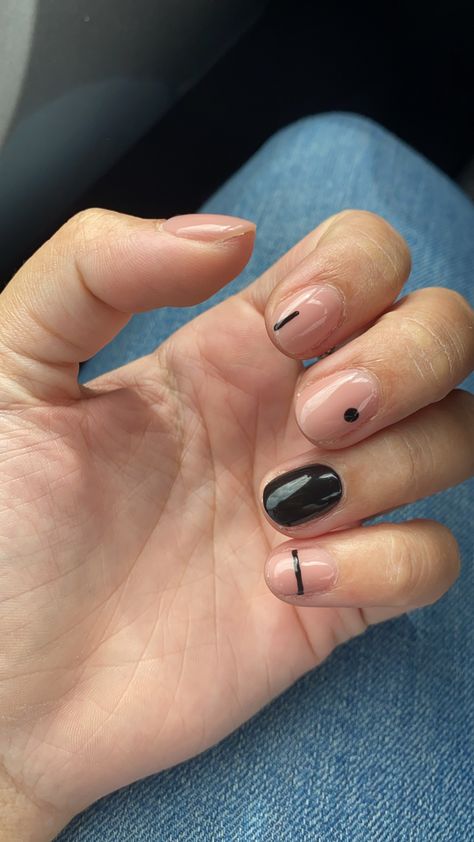 Nude And Black Nails Short, Classy Grunge, Black Nails Short, Short Natural Nails, Black And White Nail Art, Short Nail Manicure, Chic Nail Art, Short Gel Nails, Nails Nude