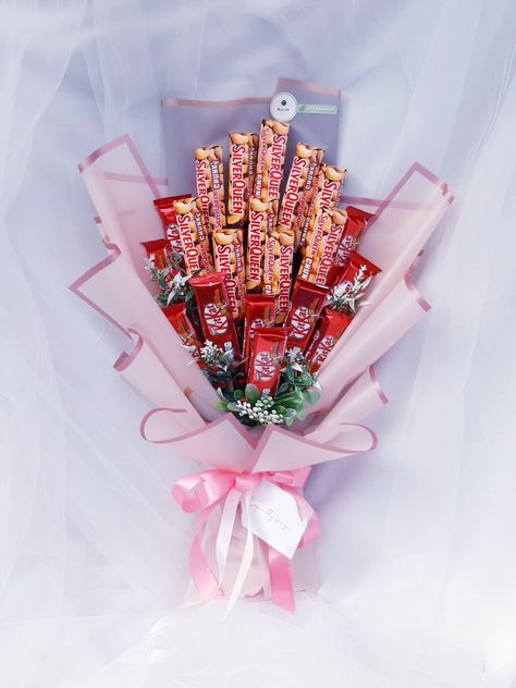 Buket Valentine, Bucket Uang, Graduation Flower Bouquet, Snack Bouquet, Buket Snack, Candy Bouquet Diy, Graduation Bouquet, Graduation Flowers, Bouquet Tutorial