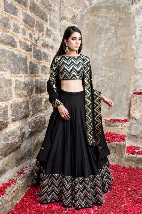 Black And Gold Lehenga, Orang India, Gold Lehenga, Black Lehenga, Indian Outfits Lehenga, Lehnga Dress, Gaun Fashion, Choli Designs, Indian Gowns Dresses