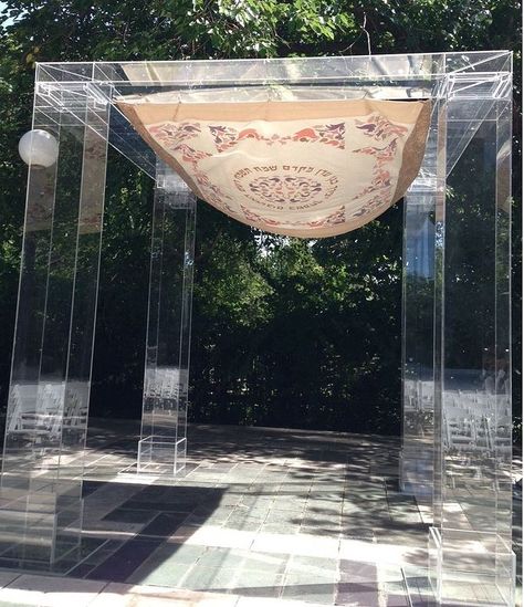 acrylic chuppah - rental in NYC http://www.ruthfischleventrental.com/ Acrylic Chuppah, Jewish Wedding Chuppah, Chuppah Wedding, Minimalist Glam, Wedding Chuppah, Marsala Wedding, Museum Wedding, Jewish Wedding, Glam Wedding