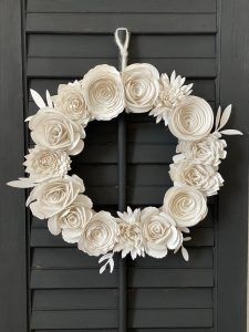 Paper Wreath Diy, Paper Flower Wreath, Paper Flower Wreaths, Rolled Paper Flowers, Idee Cricut, Paper Flower Art, Easy Paper Flowers, Paper Wreath, Paper Flower Crafts