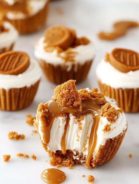 Spiced Biscoff Cheesecake Bites   𝗜𝗻𝗴𝗿𝗲𝗱𝗶𝗲𝗻𝘁𝘀 🍪 30 Lotus Biscoff biscuits 🍪 2 tablespoons unsalted butter, melted 🧈 Cheesecake Filling: 16 oz heavy cream (2 cups) 🥛 8 oz cream cheese, at room temperature 🧀 1/2 cup powdered sugar 🍬 ½ cup Biscoff spread 🍯 1 teaspoon vanilla extract 🌼 Garnish: ½ cup Biscoff spread 🍯 8 Biscoff cookies, cut in half 🍪 Biscoff Bites, Biscoff Tiramisu, Biscoff Biscuits, Biscoff Cheesecake, Biscoff Spread, Biscoff Cookies, Treats Recipes, Lotus Biscoff, Cheesecake Filling