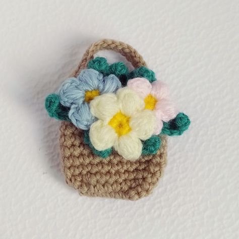 This is a lovely handmade crochet cable tie representing a basket of flowers. It is handy and cute. It will bring a flowery touch to your desk. Measures: 9cm long and 3cm wide. Crochet Cable Tie, Crochet Charms, Tie Crochet, Flowers Basket, Cord Organizer, Basket Of Flowers, Crochet Cable, Cable Holder, Cable Tie