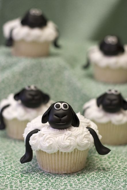 Sheep Cupcakes, Sheep Cake, Cupcakes Fondant, Timmy Time, Animal Cupcakes, Cake Central, Shaun The Sheep, Love Cupcakes, Black Sheep