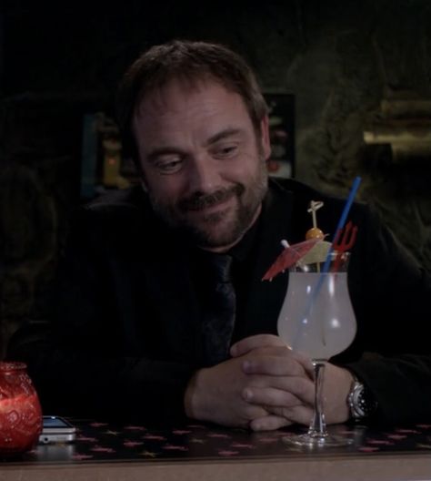 Crowley Spn, Supernatural Poster, Crowley Supernatural, Spn Memes, Round Of Applause, Mark Sheppard, Supernatural Pictures, Supernatural Dean Winchester, Winchester Supernatural