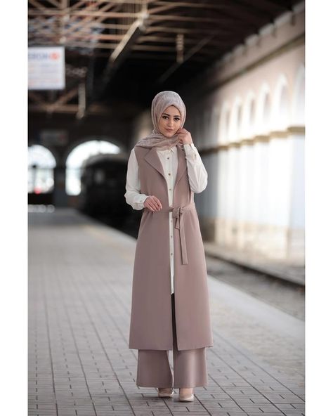 Model Outer Hijab, Outer Hijab, Model Outer, Dress Muslim Modern, Muslimah Dress, Hijab Style Casual, Muslim Women Fashion, Fashion Muslim, Muslim Fashion Dress