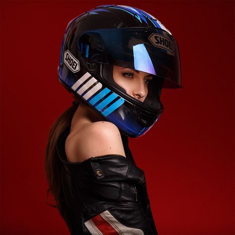 Helmet Photoshoot Ideas, Taking Off Helmet Pose, Helmet Photoshoot, Helmet Photography, Motorcycle Shoot, Photo Moto, Female Racers, Female Motorcycle Riders, Biker Helmets