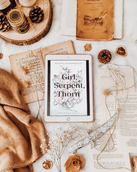 Book Photography Aesthetic, Girl Serpent Thorn, Book Flat Lay, Iphone Accessories Gadgets, Bookstagram Ideas, Book Flatlay, Book Photography Instagram, Bookstagram Inspiration, Book Instagram