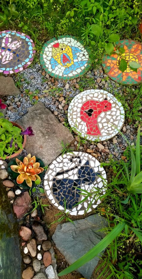 Mosaic Patio Tiles, Stepping Stones Designs Ideas, Mosaic Garden Art Stepping Stones, Mosaic Stepping Stones Ideas, Mosaic Stepping Stones Patterns, Garden Stepping Stones Diy, Diy Garden Decoration, Whimsical Crafts, Mosaic Stepping Stone