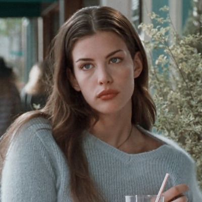 Liv Tyler Style, Liv Tyler Hair, Liv Tyler 90s, Angelic Aesthetic, Warm Brunette, Empire Records, Pale Girl, Liv Tyler, Long Faces