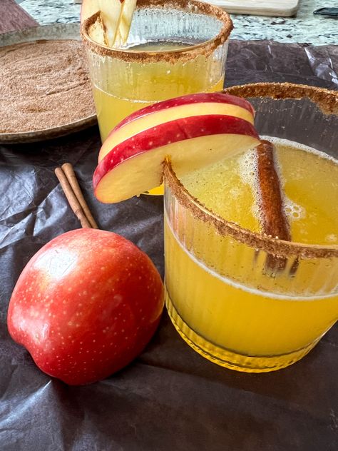 Easy Apple Cider Mimosa Recipe Be Well Table Drinks - Carmel Apple Mimosas Recipe, Apple Mimosa Recipe, Cider Mimosa Recipe, Apple Mimosa, Apple Cider Drinks, Mimosas Recipe, Apple Cider Mimosa Recipe, Cider Mimosa, Cider Mimosas