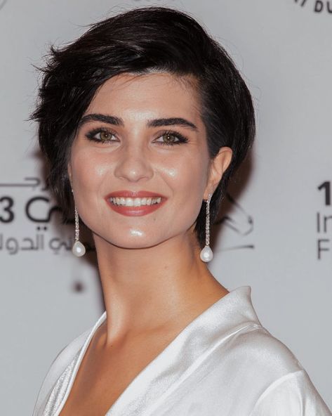 Tuba Büyüküstün (Turkish model and actress) attends the Opening Night Gala during day one of the 13th annual Dubai International Film Festival (DIFF) held at the Madinat Jumeriah Complex on December 7, 2016 in Dubai, United Arab Emirates, published by "Tuba Büyüküstün👑" (on Instagram: @tubabustun.love). Tuba Buyukustun Short Hair, Maternity Hair, Hairstyle Short Hair, Turkey Actress, Cute Maternity Dresses, Tuba Buyukustun, Hairstyle Short, Long Hair Pictures, Dubai United Arab Emirates