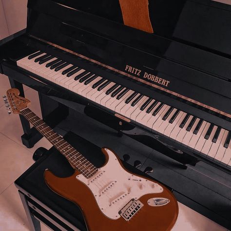 Piano And Electric Guitar, Singing Career Aesthetic, Ezra Aesthetic, Hollywood Arts, Rockstar Aesthetic, Singing Career, Music Heals, Music Aesthetic, Aesthetic Images