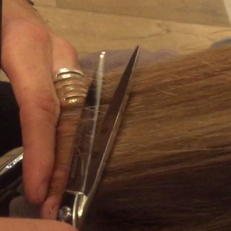 Dusting Technique: trimming away split ends that come out to the surface to allow the hair to grow back healthier and faster #salsalhair #dusting #haircare #hairtips #beauty #beautycare #ramireztran #ramireztransalon Cut Split Ends, Carmel Hair Color, Cut Own Hair, Treat Damaged Hair, Hair Dusting, Split Ends Hair, Hair Tricks, Hair Techniques, Healthier Hair