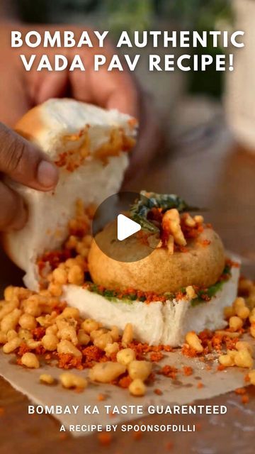 Vada Pav Chutney Recipe, Bada Pav Recipe, Vada Pav Recipe, Red Chutney, Pav Recipe, Fried Garlic, Garlic Chutney, Chicken Biryani Recipe, Veg Snacks