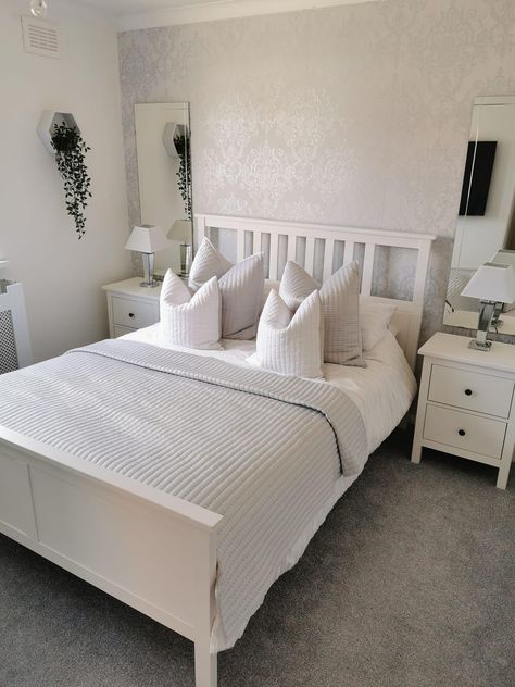 Simple White Bed Design, White Wooden Bed Frame Bedroom Ideas, Hemnes Bedroom, Painting The Ceiling, White Wooden Bed, Eyes Draw, Bedroom Furniture Makeover, White Bed Frame, White Room Decor