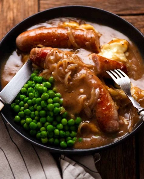 Bangers and Mash (Sausage with Onion Gravy) Sausage And Mash Bake, Sausages In Onion Gravy Recipe, Champ Recipe, Sausage Dinners, Beer Brat, Irish Sausage, Sausage And Mash, Scotch Egg, Daging Babi