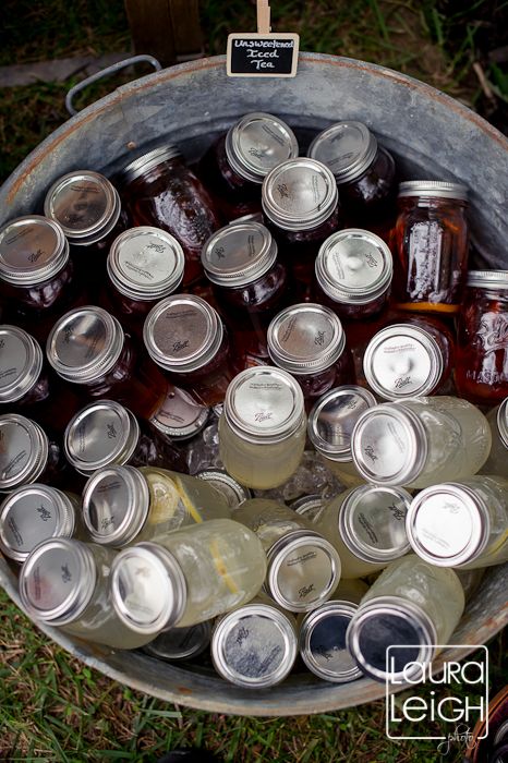 Sweet Tea Wedding, Mason Jar Ideas For Weddings, Mason Jar Wedding Ideas, Jar Drinks, Mason Jar Wedding Decor, Mason Jars Wedding, Mason Jar Wedding Favors, Drink Bucket, Vodka Lemonade