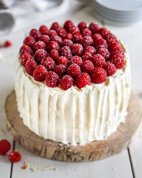 Raspberry Decoration Cake, Raspberry Torte Cake, White Chocolate Raspberry Coconut Cake, Raspberry Cakes Birthday, Cake Decorating With Raspberries, Birthday Cake With Raspberries, Cake Decorating Raspberries, White Chocolate Berry Cake, Raspberry Smash Cake