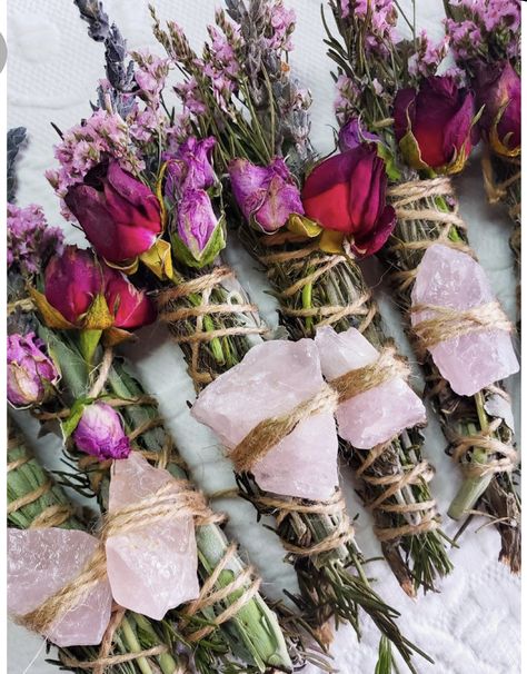 Lavender Smudge, Rosemary Sage, Crystal Bouquet, Magic Crafts, Witchy Crafts, Cleansing Crystals, Lavender Roses, Spray Roses, Smudge Sticks