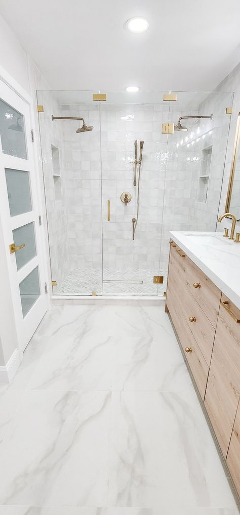 Primary bathroom design Bathroom Remodel Marble Tile, Shower Tile Ideas Marble, Marble Bathroom Wall Color, Marble Floors Bathroom, Marble Floor Bathroom Ideas, Bathroom White And Gold, White Marble Bathroom Ideas, Small Marble Bathroom, Small Primary Bathroom