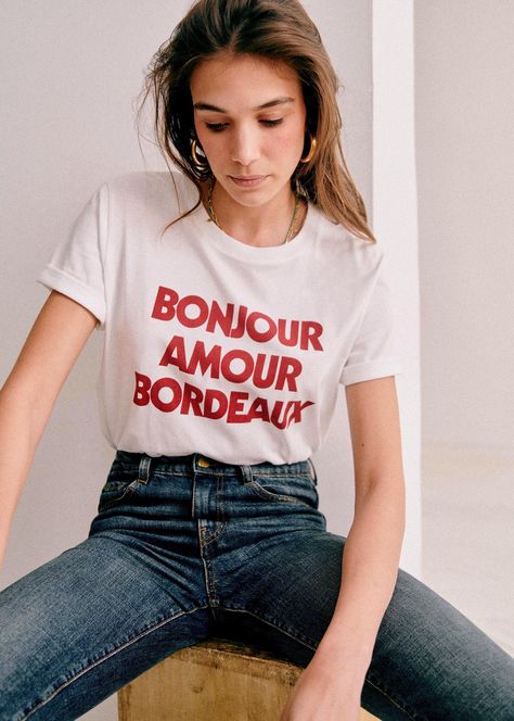 Bonjour Amour Bordeaux T-Shirt - Ecru / Burgundy - Organic Cotton - Sézane Sezane Summer, T Shirt Branca, French Girl, Sustainable Materials, Style Guide, French Style, Unique Tshirts, Summer Top, Parisian Style