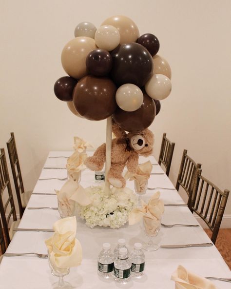 Neutral bear themed centerpiece Animal Baby Shower Centerpieces, Balloon Cloud, Mesas Para Baby Shower, Shower Vintage, Stuffed Bears, Teddy Bear Theme, Baby Shower Vintage, Bearly Wait, Gender Reveals