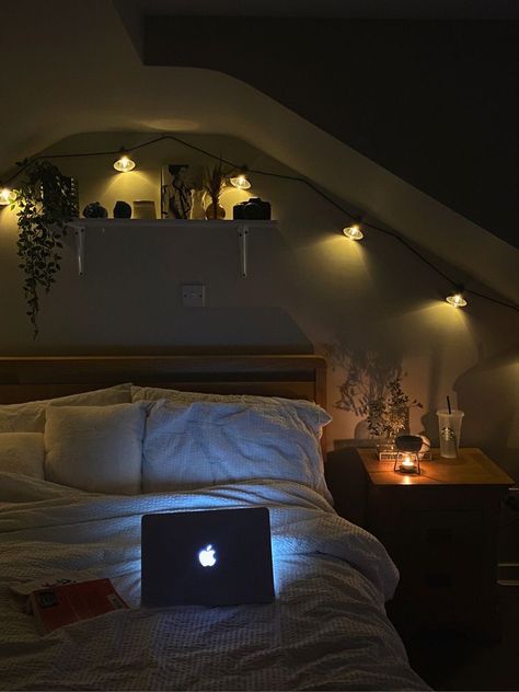 Cosy Room Inspiration, Cosy Loft Room, Aesthetic Bedroom At Night, Bedroom Cosy Aesthetic, Cosy Christmas Bedroom, Aesthetic Cosy Bedroom, Bedroom Christmas Aesthetic, Cosy Vibes Aesthetic, Cosy Apartment Bedroom