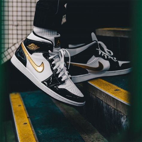 White And Gold Sneakers, Air Jordan 1 Mid Black, Jordan Yeezy, Jordan Outfit, White Basketball Shoes, Shoes Sneakers Jordans, Nike Air Jordan 1 Mid, Gold Sneakers, Nike Gold