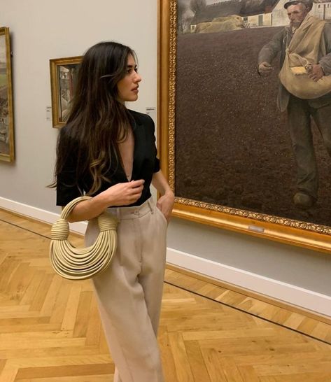 Museum Outfits, Art Gallery Outfit, Museum Outfit, Plaid Trench Coat, Academia Style, Perfect Summer Outfit, Elegant Attire, Estilo Chic, Preppy Look