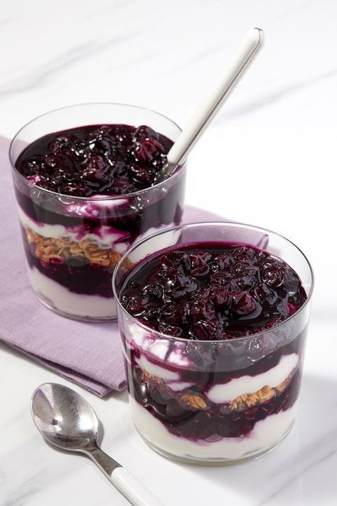 parfait with blueberry compote Blueberry Parfait, Yogurt Desserts, Parfait Recipe, Delish Desserts, Blueberry Compote, Buttery Shortbread Cookies, Parfait Recipes, Granola Breakfast, Easy Blueberry