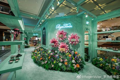 Roger Vivier Flower Invasion SS23 Collection Installation, Guangzhou TaiKoo Hui China. Christmas Installation, Light Art Installation, Green Interior Design, Flower Installation, Beauty Event, Lighting Showroom, Exhibition Booth Design, Flowers Summer, Exhibition Booth