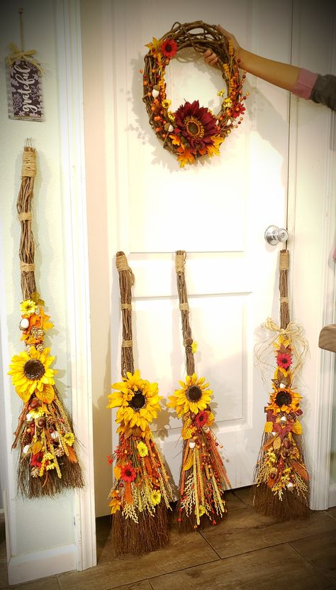 Witch Broom Decorating Ideas, Witches Broomstick Craft, Fall Broom Decoration, Broom Corn Decorations Fall, Decorated Broomsticks, Decorating Cinnamon Brooms, Fall Ladder Decor Ideas, Witch Broom Decor, Diy Floral Witches Broom