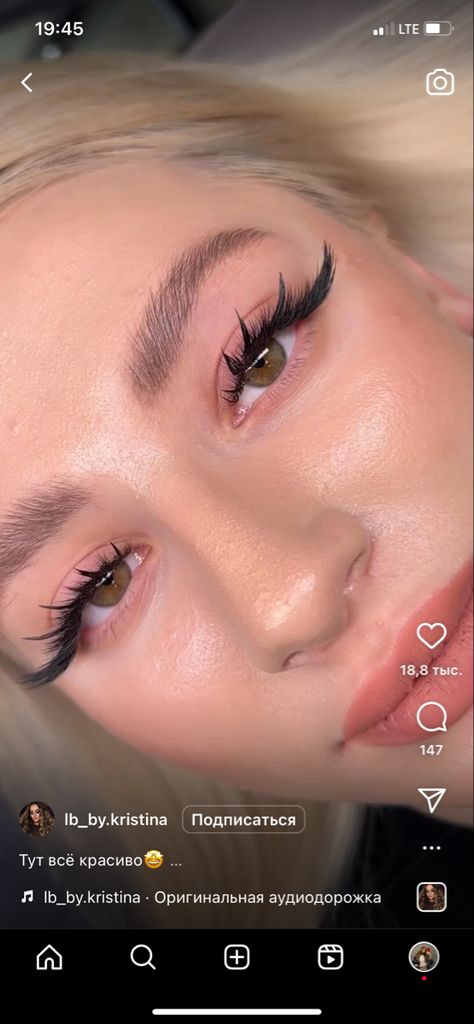 Applying Lashes, Natural Fake Eyelashes, Lashes Fake Eyelashes, Eyelash Extensions Styles, Perfect Eyelashes, Pretty Lashes, Eyelash Extentions, Lash Extension, Natural Eye Makeup