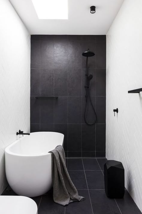 Wet Room Bathroom, Top Bathroom Design, Black And White Bathroom, Bathroom Design Trends, Bad Design, Design Del Prodotto, Bathroom Layout, Luxury Kitchens, Bathroom Renos