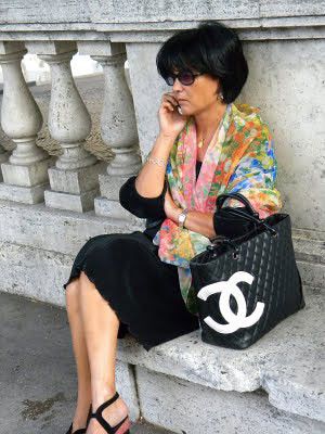 how to dress like a true italian Italian Woman Style, Dress Italian Style, Italian Girl Style, Italian Women Style, Dress Italian, Classic Italian Style, Italian Fashion Street, Italian Chic, Italian Girl