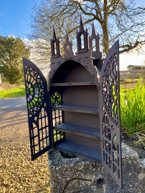 Unique Display Ideas, Witchy Home Decor Ideas, Gothic Shelves, Jewellery Bench, Slytherin Decor, Secret Bookshelf, Gothic Office, Magic Cottage, Gothic Cabinet