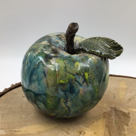 Pear Ceramic, Raku Ware, Ceramic Apple, Do It Yourself Crafts, Paper Mache, Handmade Ceramics, Vase, Sculpture, Ceramics