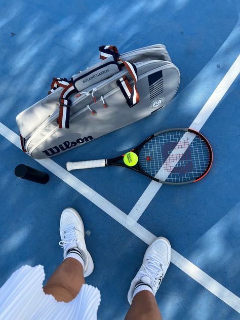 Tennis Bag Aesthetic, Wilson Racket, Wilson Tennis Racket, Aesthetic Tennis, Squash Tennis, Paddle Tennis, Tennis Lifestyle, Tennis Racket Bag, Tennis Videos