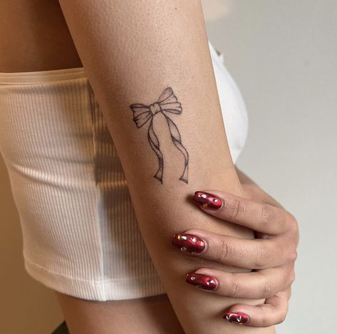 Cute Bow Tattoo, Simple Unique Tattoos, Bow Tattoos, Bow Tattoo Designs, Bow Tattoo, Small Pretty Tattoos, Petite Tattoos, Classy Tattoos, Discreet Tattoos