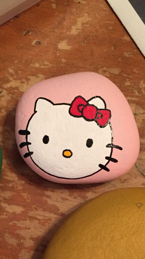 Hello Kitty Halloween Painted Rocks, Rock Painting Ideas Hello Kitty, Hello Kitty Rock Painting, Hello Kitty Painted Rocks, Kawaii Rock Painting, Rock Sayings, Drawing Rocks, Diy Hello Kitty, Rocks Painting