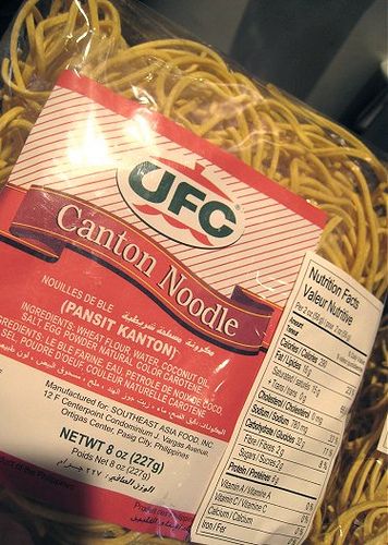 eatingclub vancouver: Pancit Canton (Philippine Braised Egg Noodles) Canton Noodles Recipes, Canton Noodles, Asian Noodles, Filipino Dishes, Egg Noodles, Noodle Recipes, Filipino Recipes, Thai Recipes, Family Favorites