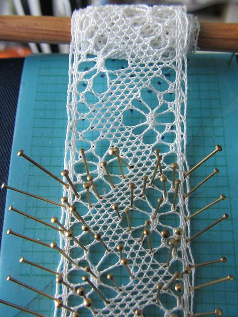 Bobbin Lace Tutorial, Making Lace, Bobbin Lacemaking, Lace Inspiration, Lace Trees, Bobbin Lace Patterns, Needle Tatting, Thread Art, Tatting Lace