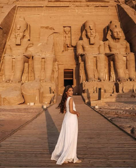 Photoshoot In Egypt, Egypt Pyramids Outfit, Pyramid Photo Ideas, Luxor Photo Ideas, Egypt Photoshoot Ideas, Pyramid Outfits Egypt, Egypt Picture Ideas, Egyptian Photoshoot Ideas, Luxor Egypt Outfit