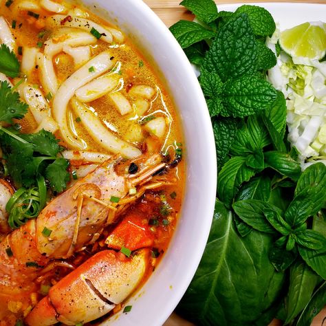 Banh Canh, Water Noodles, Vietnamese Shrimp, Fish Patties, Vietnamese Soup, How To Make Meatballs, Vietnam Food, Soup Broth, Fried Shallots